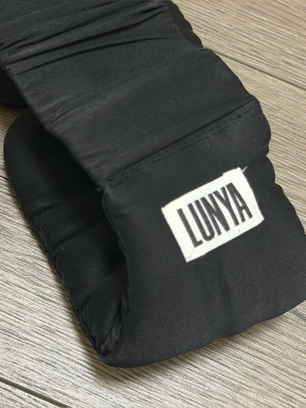 Lunya Washable Silk Eye Mask 100% Silk Black One Size - Picture 5 of 6